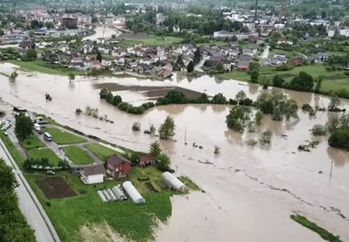 (VIDEO) Snimak iz zraka pokazuje ogromnu štetu: Čuju se sirene za opasnost, VODA NOSI SVE PRED SOBOM