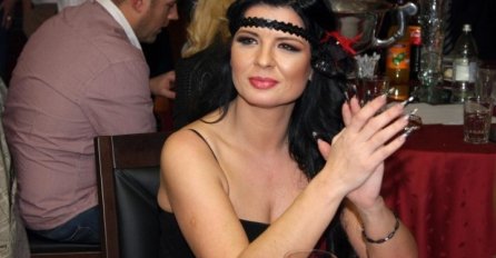 Popularnoj pjevačici dvije nepoznate osobe u kapuljačama SPALILE MERCEDEZ: Snimci ih otkrivaju!