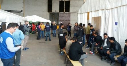 Sijevali noževi u Bihaću: Migranti se potukli, jedan izboden