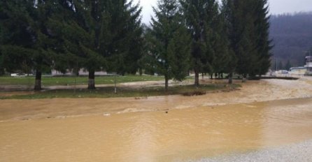 Na pojedinim putevima obustavljen saobraćaj zbog izlivanja rijeka