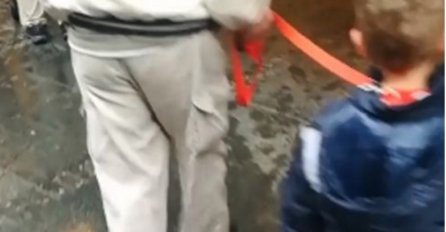 BIZARNA SCENA U CENTRU BEOGRADA, SRBI ZGROŽENI: Muškarac prošetao malog dječaka na povocu kao psa, ZALEDIT ĆETE SE! 