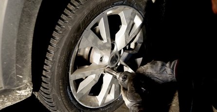 UŽAS: Mladić mijenjao gumu, prikolica ga prignječila i ubila