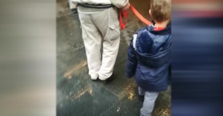 Bizarna scena iz centra Beograda DIGLA REGIJU NA NOGE! Čovjek prošetao dijete, a vezao ga kao psa!