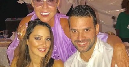 ČOVJEK KOJEG SVI ZNATE DOŠAO U KUĆU LEPE BRENE, PA OTKRIO VELIKU TAJNU: Evo šta se dešavalo iz zatvorenih vrata vile! (FOTO)