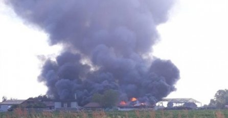 CRNI DIM KULJA NA SVE STRANE, VATROGASCI I POLICIJA NA TERENU: Gori fabrika, poznat je UZROK POŽARA!
