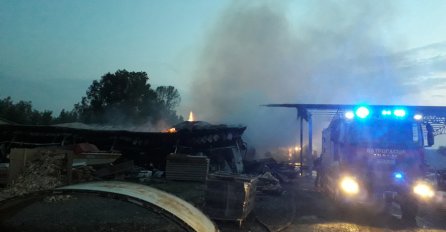 PLAMEN I DALJE IZBIJA, VATROGASCI SE BORE SA BUKTINJOM: Evo zašto se gašenje sporo odvija 