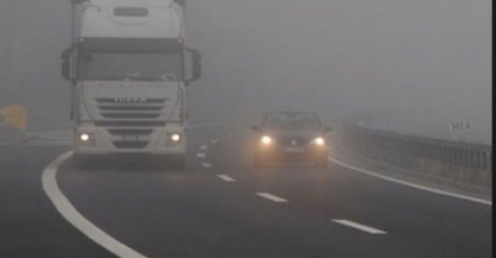STANJE NA PUTEVIMA: Gusta magla smanjuje vidljivost na više dionica