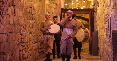 SRCE DA ZATREPTI!!! ISTINSKI ČUVARI RAMAZANSKE TRADICIJE: JERUSALEMSKI MUSEHARATI BUBNJEVIMA POZIVAJU NA SEHUR UPRKOS ZABRANAMA VLASTI