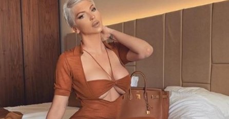 ČOKER OKO VRATA, NA NOGAMA MREŽASTE ČARAPE: Karleuša se razgolitila KAO NIKAD DOSAD, a tek da vidite šta radi na klaviru!