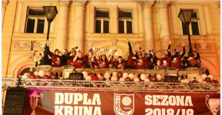 BORDO LUDILO U SARAJEVU: Vatrometom i pjesmom ispratili šampione