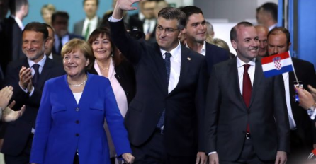 MERKELOVA, TOMSPON I BLAJBURG: Njemačkoj kancelarki na skupu HDZ puštali pjesmu ustaškog pjevača pa je zapjevala OVO! HAOS!