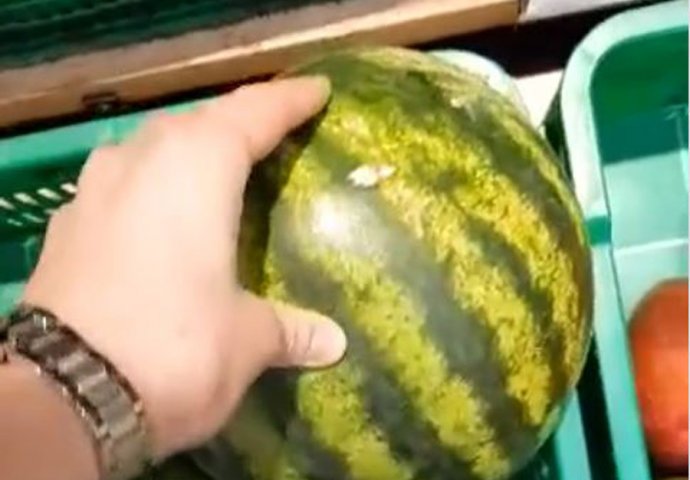 OPIPAO JE  I ŽIVOT MU SE SMUČIO: Kupci bijesni zbog lubenica koje su se pojavile na tržištu BiH (VIDEO)