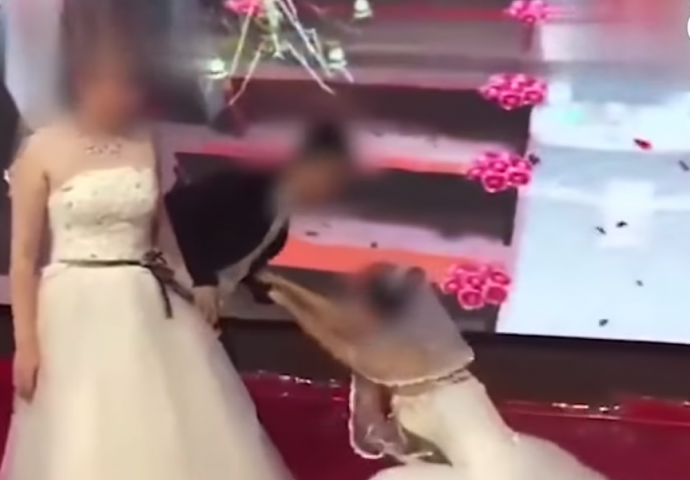 "JA SAM KRIVA! VRATI MI SE!" VIKALA PRED ZVANICAMA: Bivša djevojka mladoženje upala na vjenčanje! Nevesta stoji pored njega ŠOKIRANA (VIDEO)