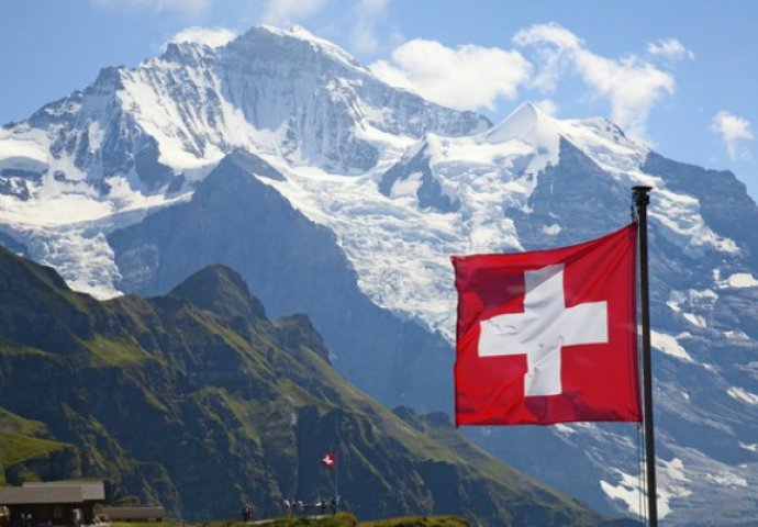 Švajcarci su danas na referendumu prihvatili novi zakon o oružju
