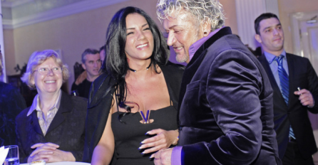 ŽENA DRAGANA MARINKOVIĆA MACE JEDVA ZADRŽALA BUJNE GRUDI RUKAMA: A tek kad vidite šta radi samo u gaćicama na pijesku! ZAPALJIV PRIZORA (FOTO)