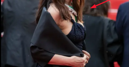 MONICA BELLUCCI SE OVAKVA POJAVILA NA CRVENOM TEPIHU I POKAZALA OGRLICU OD 7 MILIONA DOLARA: Gledali su u čudu u nju, kakav je ovo UŽAS?! (FOTO)