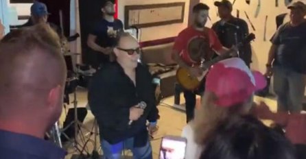 POZNATI PJEVAČ UMRO NA SCENI ZA VRIJEME NASTUPA: Uhvatio se za grudi I SAMO SE SRUŠIO (VIDEO)