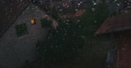 IZDATO UPOZORENJE, HITNO SE SKLONITE SA ULICA: Nadvili se crni oblaci, stiže strašno nevrijeme, evo gdje će biti najgore!