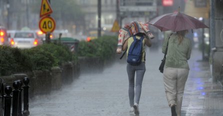 SRUČILO SE VELIKO NEVRIJEME: POGLEDAJTE POTOP, padalo i 32 litre kiše po metru kvadratnom, a večeras će biti najgore