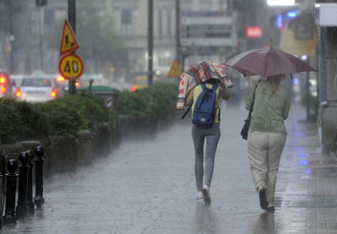SRUČILO SE VELIKO NEVRIJEME: POGLEDAJTE POTOP, padalo i 32 litre kiše po metru kvadratnom, a večeras će biti najgore