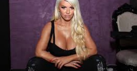 PJEVAČICA MORALA DA BJEŽI: Dara Bubamara završila nastup, a onda je uslijedio HAOS, moralo je da reaguje OBEZBJEĐENJE (VIDEO)