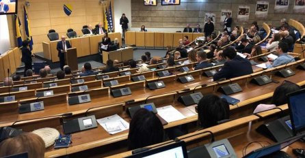 Dom naroda FBiH objavio koliko su delegati zaradili od plaća i naknada, evo čija  su primanja najveća