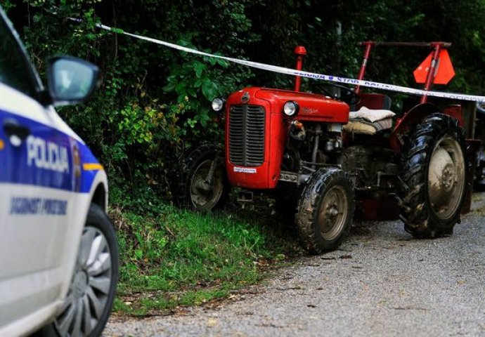 STRAŠNA TRAGEDIJA POTRESLA BIH: Dječaka (2) pregazio traktor u blizini kuće, preminuo je na mjestu nesreće NIJE MU BILO SPASA