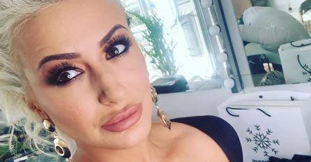 SVA U TETOVAŽAMA, DUŠICA JAKOVLJEVIĆ SE SKINULA I POKAZALA TIJELO U KUPAĆEM: Nisu ni slutili da ovako izgleda, a tek KAD SU VIDJELI DONJI DIO STOMAKA, ŠOK!