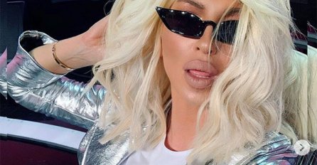 TRESE SE SVE! Grudi kipe ispod odijela: Karleuša novim vrelim selfijem zapalila INTERNET (FOTO) (VIDEO)