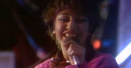 DA LI SE SJEĆATE LIJEPE DJEVOJKE KOJA JE PJEVALA 'DEČKO, 'AJDE O'LADI'? Povukla se sa scene, a evo kako danas izgleda (FOTO)