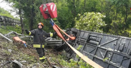 TRAGEDIJA! PREVRNUO SE AUTOBUS: Ima mrtvih,  putnici zarobljeni u vozilu, vatrogasci i policija su na licu mjesta (VIDEO)