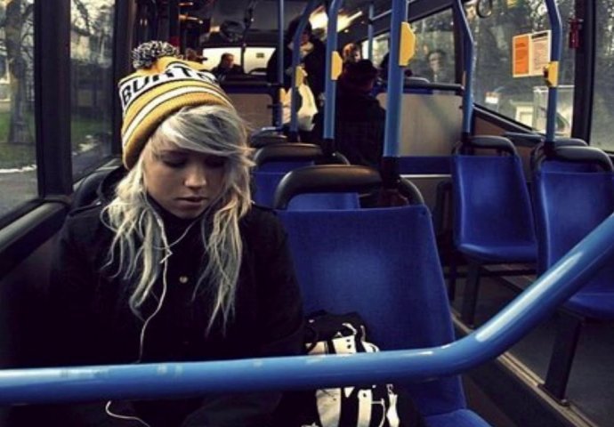 'U autobusu, kraj djevojke čije je čitavo tijelo prekriveno tetovažama, stajala je jedna baka'