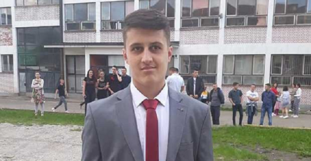 POBJEDIO SISTEM:  DJEČAK SA AUTIZMOM ,SLAVKO MRŠEVIĆ IZ RUDOG JE MATURIRAO - Niko sretniji od njega! Ovo su fotografije sa njegove mature