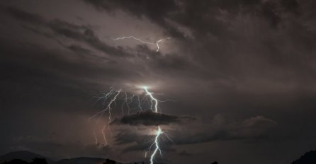 STROGO UPOZORENJE METEOROLOGA! STIŽU OBILINI PLJUSKOVI, GRMLJAVINA, NE PIŠE NAM SE DOBRO: Evo koja su mjesta prva na udaru!