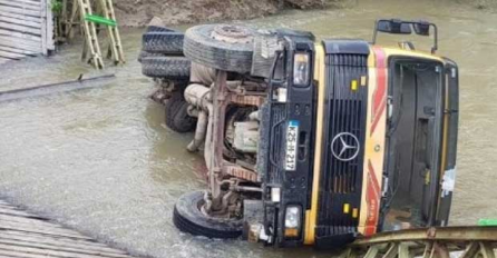 POD TERETOM KAMIONA SRUŠIO SE MOST, VOZAČU SE BORE ZA ŽIVOT