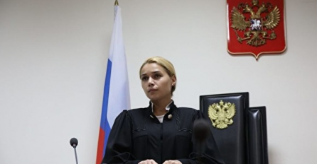 Atraktivna sutkinja razriješena dužnosti zbog provokativnih fotografija 