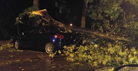 KATAKLIZMA U REGIONU: Oluja ruši sve pred sobom, vjetar čupa stabla, skida fasade sa kuća, POGLEDAJTE JEZIVE SLIKE 