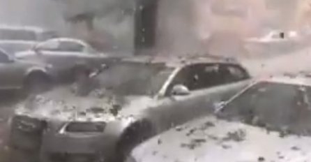 NEZAPAMĆENO NEVRIJEME, GRAD VELIČINE JAJETA ODVALJIVAO FASADE I UNIŠTAVAO AUTA: Led pliva po cesti, sve zakrčeno, POGLEDAJTE STRAVIČNE PRIZORE (FOTO)