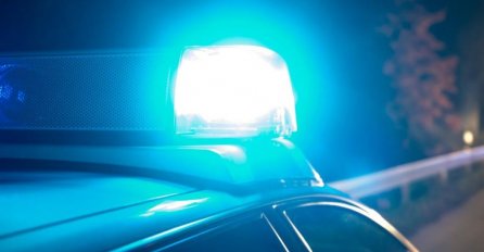 Žestok sudar u gradu: Auto zgnječen između tramvaja i stupa, povrijeđenima pružena liječnička pomoć 