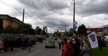 POČELI PROTESTI, MINISTAR MEKTIĆ NA ČELU: Blokiran saobraćaj, građani traže ostavke