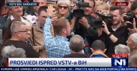Stanivuković na protestima: Ovo je borba za život, gospoda štite jedni druge