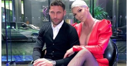 OVAKO JE JELENA KARLEUŠA IZGLEDALA KAD JE IMALA 16 GODINA, NA PRVOM JAVNOM NASTUPU: Bez silikona u kratkim vrućim pantalonama! (VIDEO)