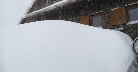 OVAKO NIJE BILO NI U DECEMBRU, PALO PREKO POLA METRA NOVOG SNIJEGA: Sve je zatrpano, pogledajte sablasne prizore
