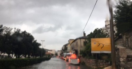 UPOZORENJE METEOROLOGA, BJEŽITE S ULICA U NAREDNIH SAT VREMENA: Upaljeno crveno upozorenje, EVO ŠTA SE SPREMA!