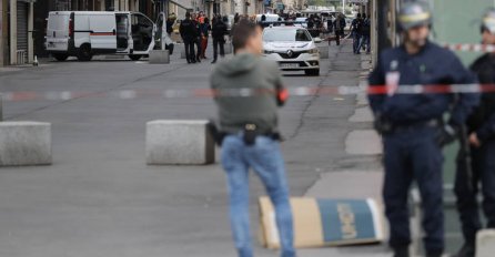 LJUDI BJEŽE OD NJEGA NA ULICI! Opkolila ga policija! Muškarac maše BOMBOM PO ZENIČKIM ULICAMA I govori ružne riječi