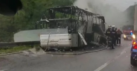FOTO Autobus potpuno izgorio kod Konjica u BiH: Saobraćaj obustavljen