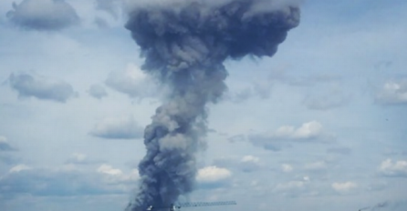 Odjekuju eksplozije u tvornici: Vide se ogromni oblaci dima, proglašeno vanredno stanje,