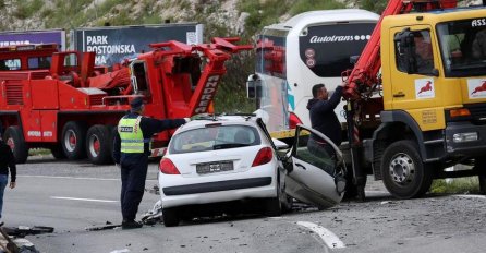 TEŠKA NESREĆA NA MAGISTRALI: Zabila se u autobus, od siline udarca PREMINULA