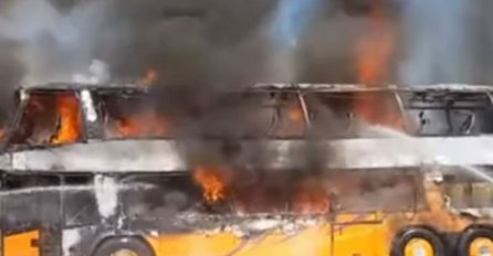 STRAŠNO! ZAPALIO SE AUTOBUS PUN PUTNIKA: Bježali su na sve strane