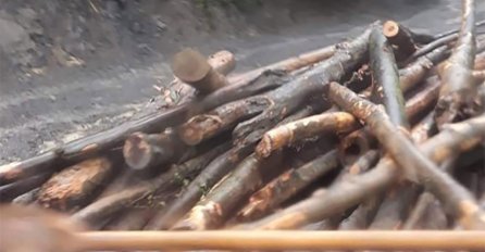 'NIKO NE SMIJE PRSTOM DA MRDNE' Most u Tesliću zatrpan trupcima